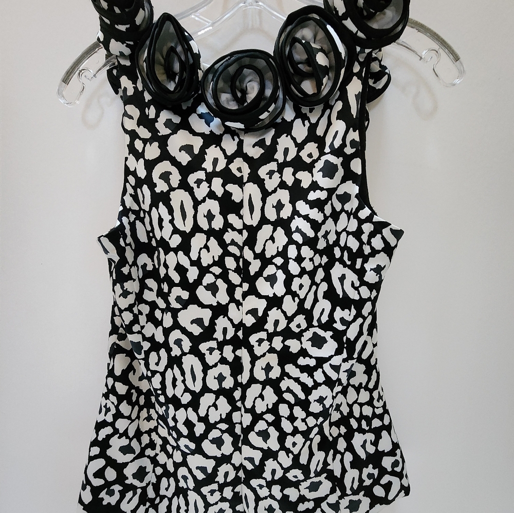 UNIQUE EVENING TOP BLACK AND WHITE WITH ROSETTES AND OPTIONAL SASH - Picture 4 of 8
